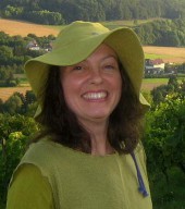Karin Eckert bei der Weinbergsführung